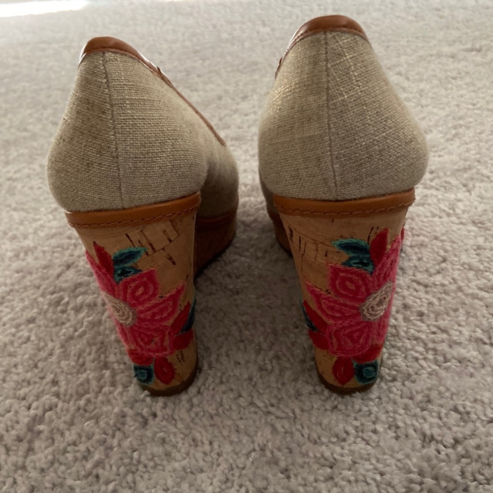 Antonio Melani embroidered wedges